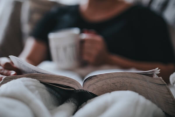 Relax en la cama con un libro y una infusion