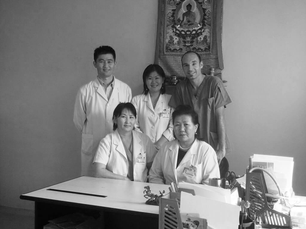 Hospital Ulan Bátor con equipo medico